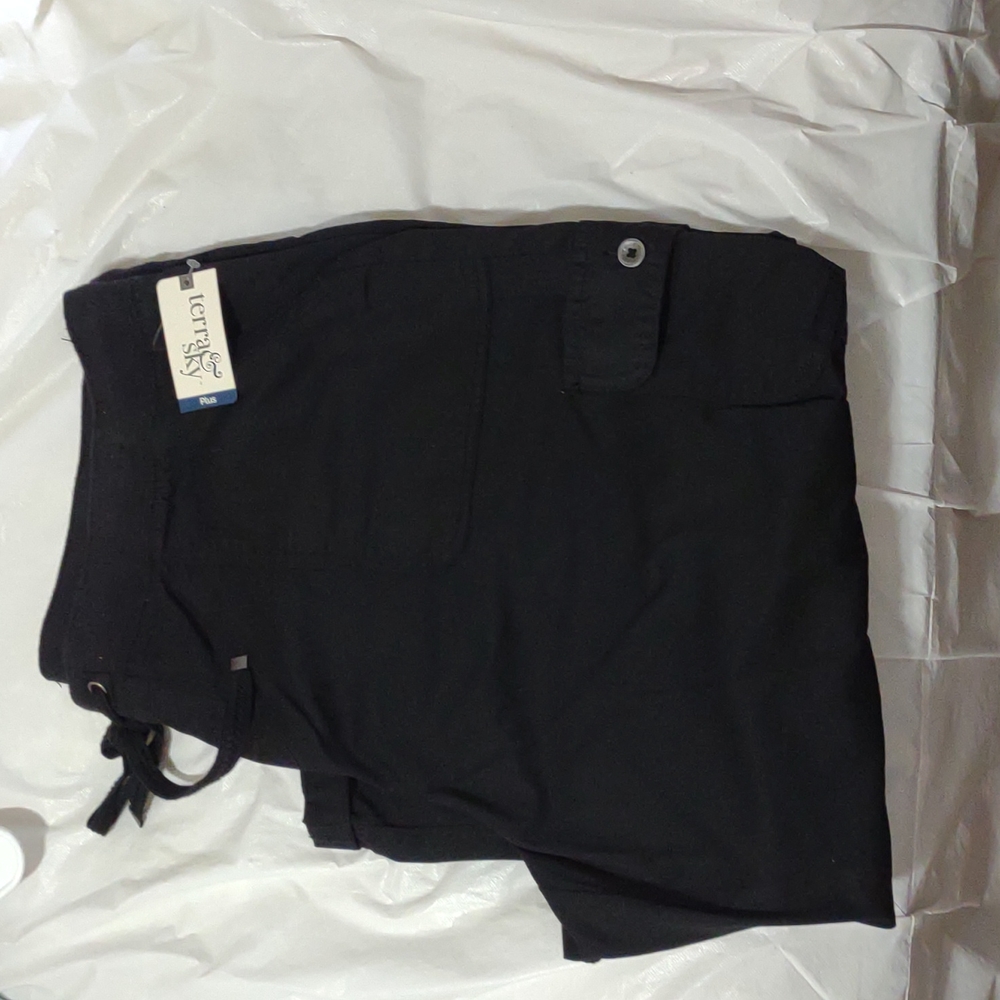 Ladies mid rise comfort waist dressy black capris NWT